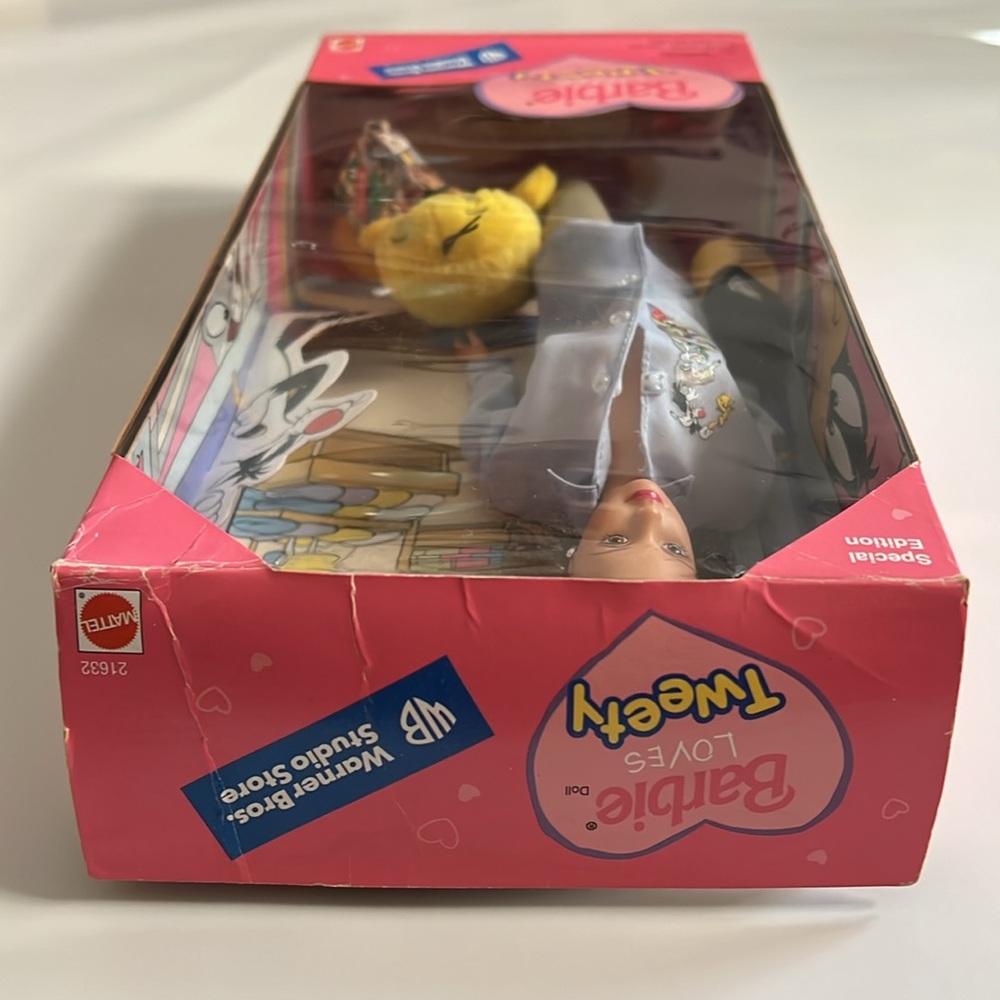 Barbie Loves Tweety Warner Brothers Mattel Vintage Special Edition Barbie Doll - Picture 6 of 9